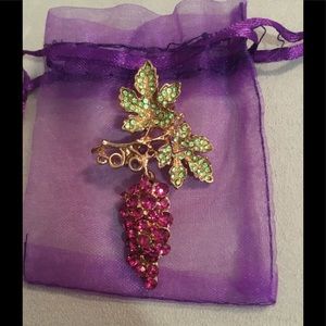 Crystal & rhinestoned brooch w/ movable grapes 🍇
